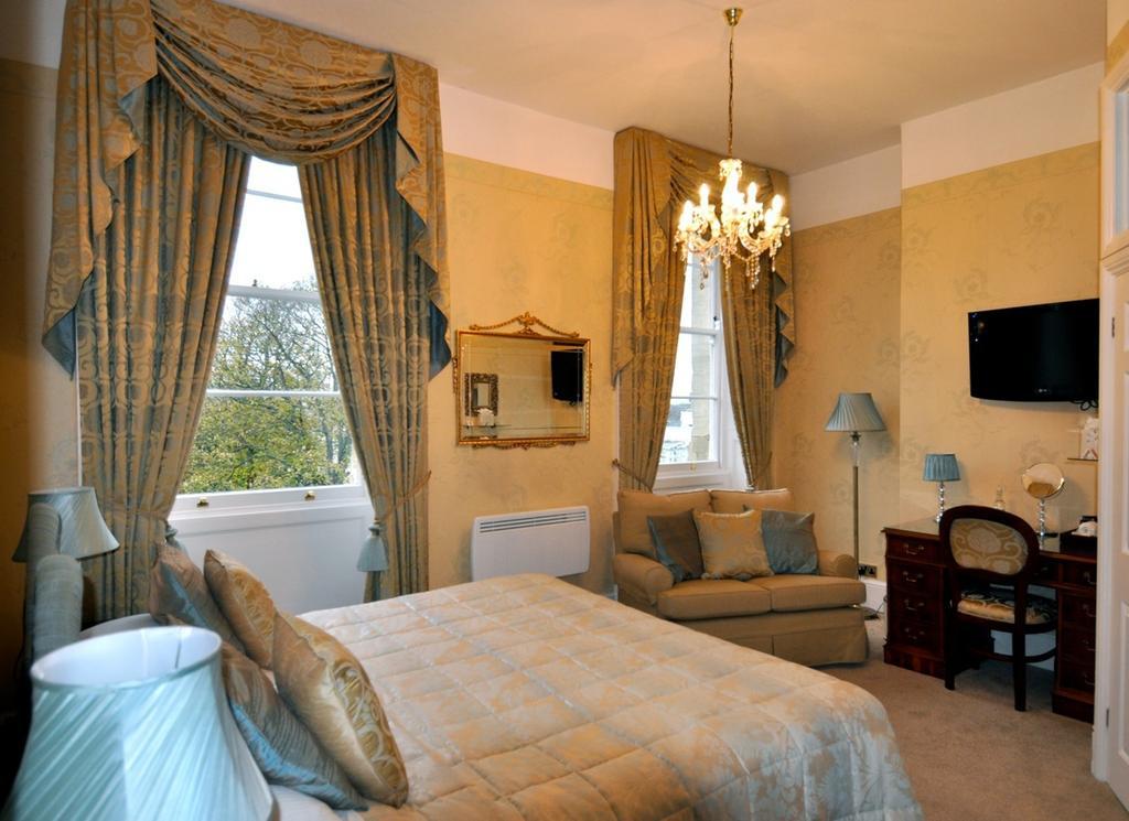 Willoughby House Hotel & Apartments Челтнъм Стая снимка