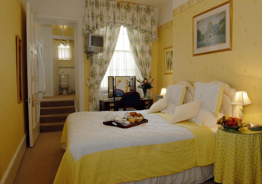 Willoughby House Hotel & Apartments Челтнъм Стая снимка