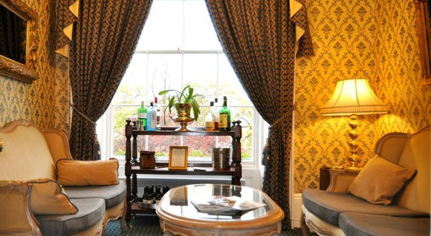 Willoughby House Hotel & Apartments Челтнъм Екстериор снимка